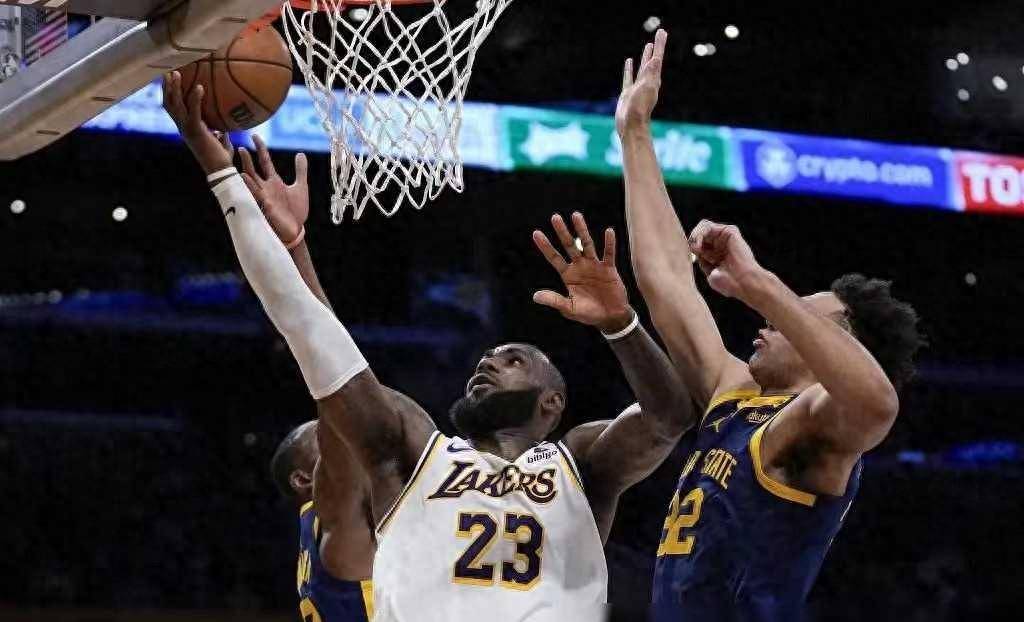 大比分获胜引发热议！，费德勒在勇士比赛中领先优势明显再创辉煌时刻的简单介绍